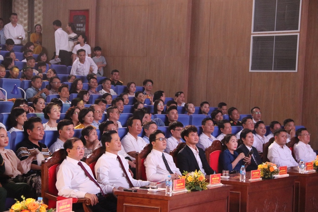 Liên hoan Chèo toàn quốc năm 2025: Thắp sáng ngọn lửa đam mê nghệ thuật Chèo trong lòng công chúng - Ảnh 1. Liên hoan Chèo toàn quốc năm 2025: Thắp sáng ngọn lửa đam mê nghệ thuật Chèo trong lòng công chúng - Ảnh 1.