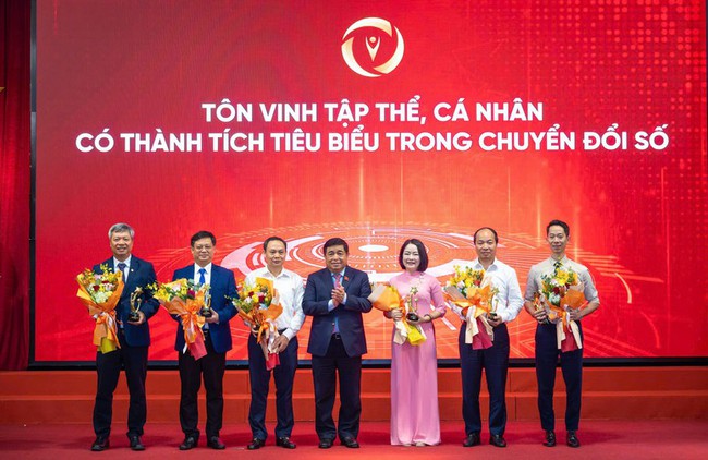 Tuân thủ pháp luật và các chuẩn mực về đạo đức, văn hóa trong môi trường số - Ảnh 4. Tuân thủ pháp luật và các chuẩn mực về đạo đức, văn hóa trong môi trường số - Ảnh 4.