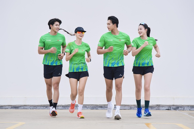 Mở túi race kit “Thịnh vượng” từ VPBank Hanoi International Marathon 2025 - Ảnh 1.