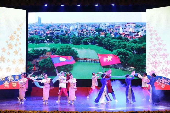 Tổ chức chương trình Những ngày phim Việt Nam tại Lào - Ảnh 1. Tổ chức chương trình Những ngày phim Việt Nam tại Lào - Ảnh 1.