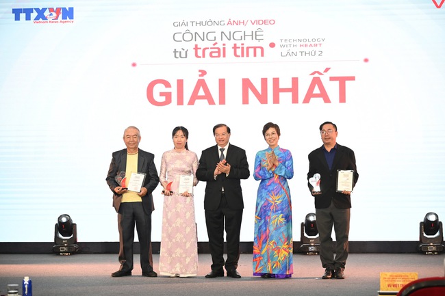 Trao 32 tác phẩm xuất sắc đoạt Giải thưởng ảnh/video Công nghệ từ trái tim lần thứ 2 - Ảnh 3. Trao 32 tác phẩm xuất sắc đoạt Giải thưởng ảnh/video Công nghệ từ trái tim lần thứ 2 - Ảnh 3.