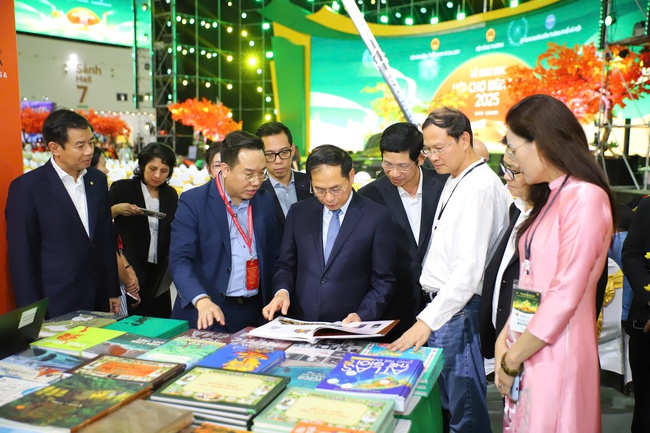 Phó Thủ tướng Bùi Thanh Sơn kiểm tra công tác chuẩn bị Hội chợ mùa Thu 2025 - Ảnh 2. Phó Thủ tướng Bùi Thanh Sơn kiểm tra công tác chuẩn bị Hội chợ mùa Thu 2025 - Ảnh 2.