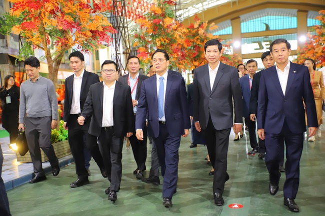 Phó Thủ tướng Bùi Thanh Sơn kiểm tra công tác chuẩn bị Hội chợ mùa Thu 2025 - Ảnh 1. Phó Thủ tướng Bùi Thanh Sơn kiểm tra công tác chuẩn bị Hội chợ mùa Thu 2025 - Ảnh 1.