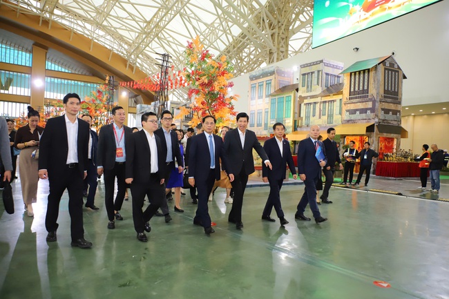 Phó Thủ tướng Bùi Thanh Sơn kiểm tra công tác chuẩn bị Hội chợ mùa Thu 2025 - Ảnh 5. Phó Thủ tướng Bùi Thanh Sơn kiểm tra công tác chuẩn bị Hội chợ mùa Thu 2025 - Ảnh 5.