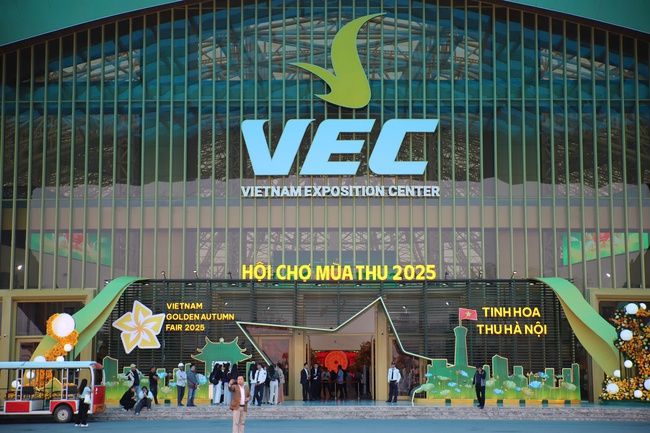 Gấp rút hoàn thiện gian hàng, sẵn sàng cho Hội chợ Mùa thu 2025 - Ảnh 1.
