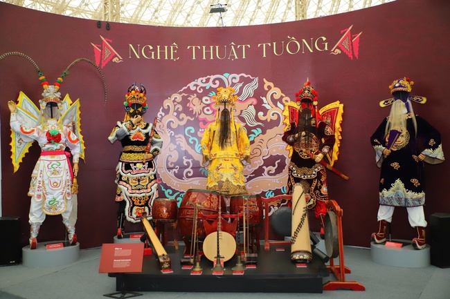 Gấp rút hoàn thiện gian hàng, sẵn sàng cho Hội chợ Mùa thu 2025 - Ảnh 8.