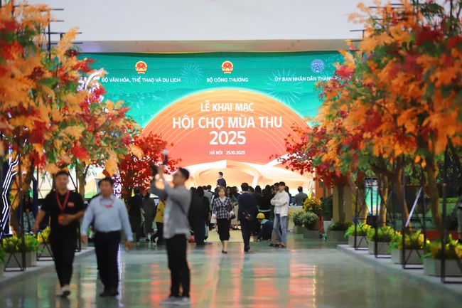 Gấp rút hoàn thiện gian hàng, sẵn sàng cho Hội chợ Mùa thu 2025 - Ảnh 3.
