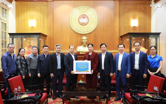 Bộ VHTTDL trao 2 tỷ đồng hỗ trợ đồng bào bị thiệt hại do bão, lũ - Ảnh 1. Bộ VHTTDL trao 2 tỷ đồng hỗ trợ đồng bào bị thiệt hại do bão, lũ - Ảnh 1.