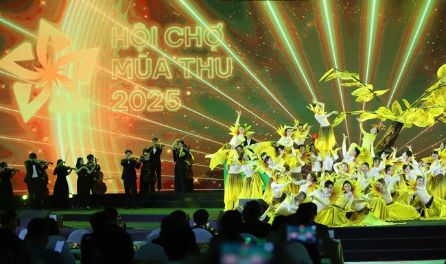 Thủ tướng: Hội chợ mùa Thu 2025 phải thực sự trở thành không gian kết nối giữa con người với con người, giữa con người với văn hóa, sản xuất và tiêu dùng - Ảnh 6.