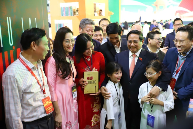 Thủ tướng Phạm Minh thăm, kiểm tra công tác chuẩn bị của các gian hàng tại Hội chợ mùa Thu lần thứ nhất 2025 - Ảnh 2.