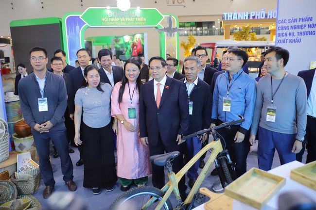 Thủ tướng Phạm Minh thăm, kiểm tra công tác chuẩn bị của các gian hàng tại Hội chợ mùa Thu lần thứ nhất 2025 - Ảnh 8.