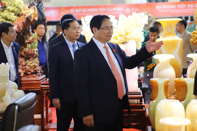Thủ tướng Phạm Minh thăm, kiểm tra công tác chuẩn bị của các gian hàng tại Hội chợ mùa Thu lần thứ nhất 2025 - Ảnh 7.