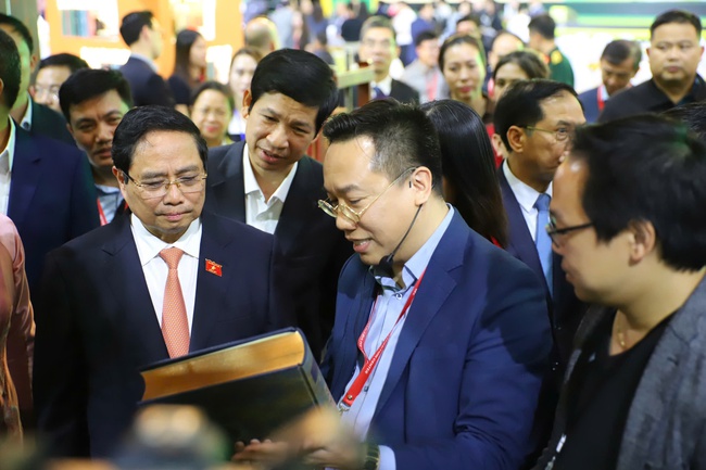 Thủ tướng Phạm Minh thăm, kiểm tra công tác chuẩn bị của các gian hàng tại Hội chợ mùa Thu lần thứ nhất 2025 - Ảnh 6.