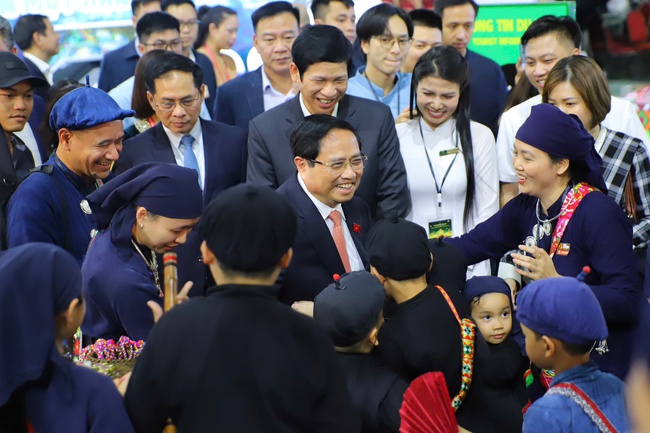 Thủ tướng Phạm Minh thăm, kiểm tra công tác chuẩn bị của các gian hàng tại Hội chợ mùa Thu lần thứ nhất 2025 - Ảnh 5.