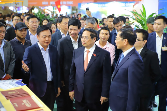 Thủ tướng Phạm Minh thăm, kiểm tra công tác chuẩn bị của các gian hàng tại Hội chợ mùa Thu lần thứ nhất 2025 - Ảnh 1.