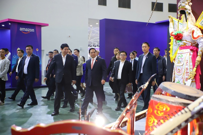 Thủ tướng Phạm Minh thăm, kiểm tra công tác chuẩn bị của các gian hàng tại Hội chợ mùa Thu lần thứ nhất 2025 - Ảnh 3.