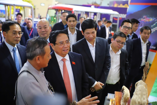 Thủ tướng Phạm Minh thăm, kiểm tra công tác chuẩn bị của các gian hàng tại Hội chợ mùa Thu lần thứ nhất 2025 - Ảnh 10.
