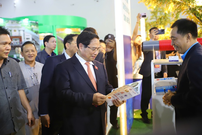 Thủ tướng Phạm Minh thăm, kiểm tra công tác chuẩn bị của các gian hàng tại Hội chợ mùa Thu lần thứ nhất 2025 - Ảnh 9.