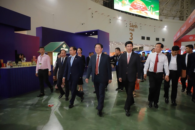Ảnh: Lãnh đạo Đảng, Nhà nước dự lễ khai mạc Hội chợ mùa Thu lần thứ nhất - năm 2025 - Ảnh 7. Ảnh: Lãnh đạo Đảng, Nhà nước dự lễ khai mạc Hội chợ mùa Thu lần thứ nhất - năm 2025 - Ảnh 7.