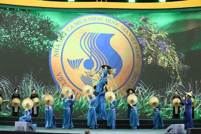 Mở màn nhiều chương trình biểu diễn nghệ thuật đặc sắc tại Hội chợ mùa Thu lần thứ nhất - 2025 - Ảnh 5. Mở màn nhiều chương trình biểu diễn nghệ thuật đặc sắc tại Hội chợ mùa Thu lần thứ nhất - 2025 - Ảnh 5.