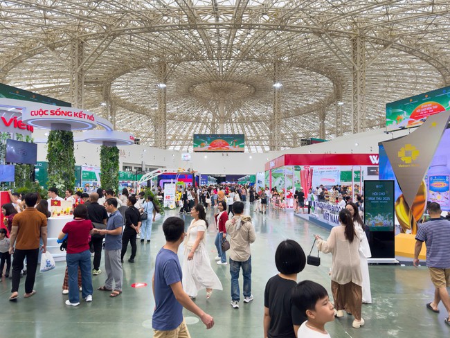 Người dân tấp nập đổ về Hội chợ mùa Thu lần thứ nhất 2025 - Ảnh 14. Người dân tấp nập đổ về Hội chợ mùa Thu lần thứ nhất 2025 - Ảnh 14.