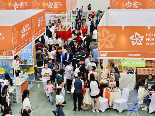 Người dân tấp nập đổ về Hội chợ mùa Thu lần thứ nhất 2025 - Ảnh 13. Người dân tấp nập đổ về Hội chợ mùa Thu lần thứ nhất 2025 - Ảnh 13.