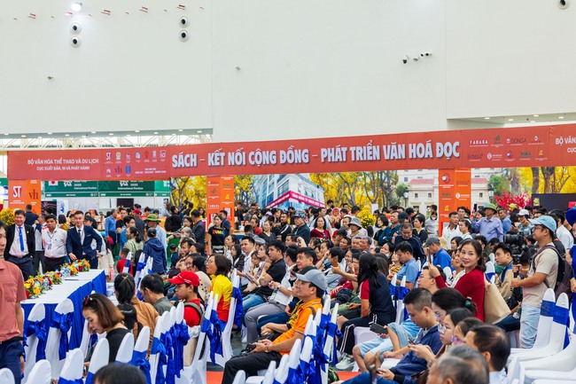 Người dân hào hứng trải nghiệm "Tinh hoa Văn hóa Việt Nam" tại Hội chợ mùa Thu lần thứ nhất 2025 - Ảnh 9. Người dân hào hứng trải nghiệm "Tinh hoa Văn hóa Việt Nam" tại Hội chợ mùa Thu lần thứ nhất 2025 - Ảnh 9.