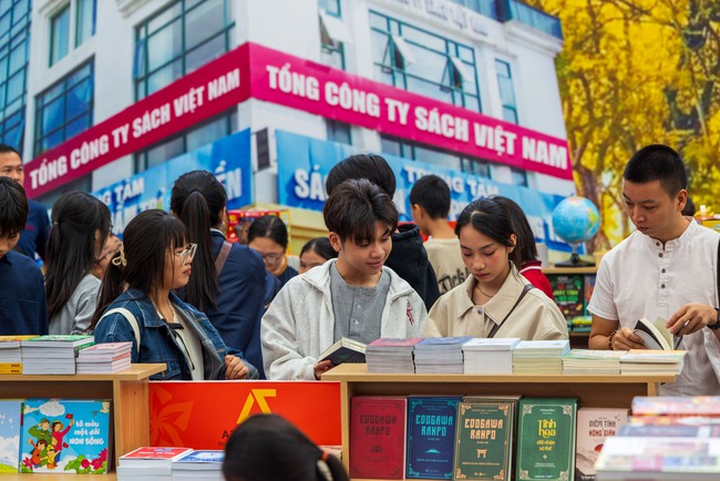 Người dân hào hứng trải nghiệm "Tinh hoa Văn hóa Việt Nam" tại Hội chợ mùa Thu lần thứ nhất 2025 - Ảnh 7. Người dân hào hứng trải nghiệm "Tinh hoa Văn hóa Việt Nam" tại Hội chợ mùa Thu lần thứ nhất 2025 - Ảnh 7.