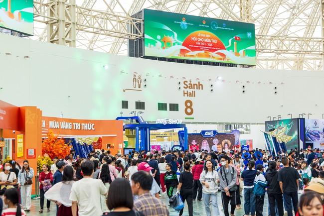 Người dân tấp nập đổ về Hội chợ mùa Thu lần thứ nhất 2025 - Ảnh 1. Người dân tấp nập đổ về Hội chợ mùa Thu lần thứ nhất 2025 - Ảnh 1.