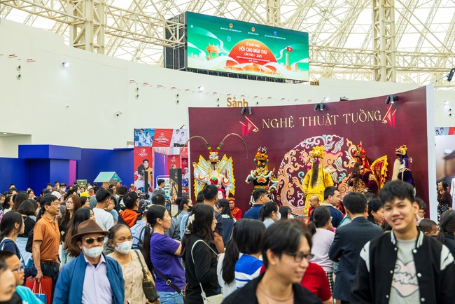 Mở màn nhiều chương trình biểu diễn nghệ thuật đặc sắc tại Hội chợ mùa Thu lần thứ nhất - 2025 - Ảnh 7. Mở màn nhiều chương trình biểu diễn nghệ thuật đặc sắc tại Hội chợ mùa Thu lần thứ nhất - 2025 - Ảnh 7.