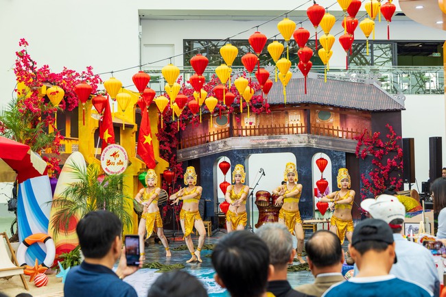 Người dân tấp nập đổ về Hội chợ mùa Thu lần thứ nhất 2025 - Ảnh 7. Người dân tấp nập đổ về Hội chợ mùa Thu lần thứ nhất 2025 - Ảnh 7.