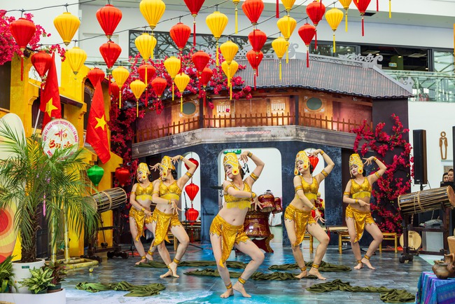 Người dân hào hứng trải nghiệm "Tinh hoa Văn hóa Việt Nam" tại Hội chợ mùa Thu lần thứ nhất 2025 - Ảnh 2. Người dân hào hứng trải nghiệm "Tinh hoa Văn hóa Việt Nam" tại Hội chợ mùa Thu lần thứ nhất 2025 - Ảnh 2.