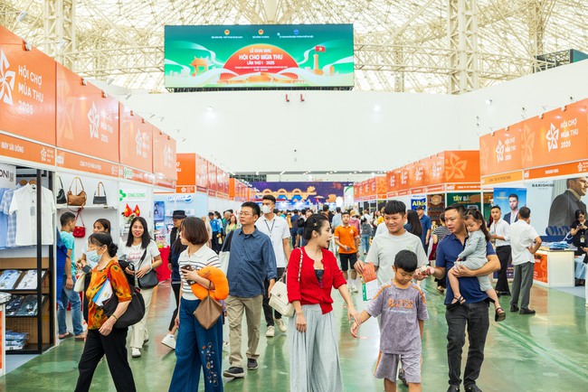 Người dân tấp nập đổ về Hội chợ mùa Thu lần thứ nhất 2025 - Ảnh 3. Người dân tấp nập đổ về Hội chợ mùa Thu lần thứ nhất 2025 - Ảnh 3.