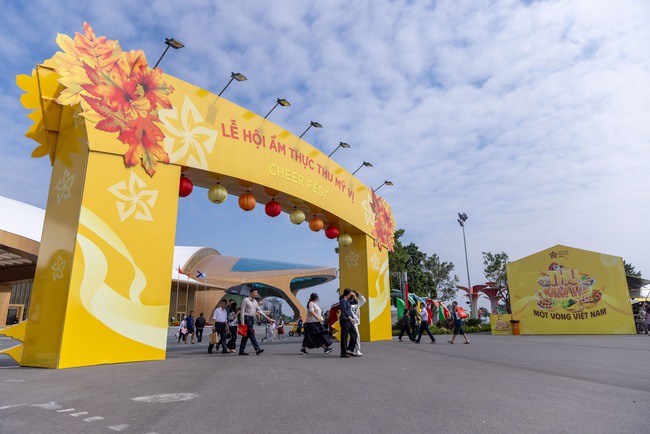 Người dân tấp nập đổ về Hội chợ mùa Thu lần thứ nhất 2025 - Ảnh 9. Người dân tấp nập đổ về Hội chợ mùa Thu lần thứ nhất 2025 - Ảnh 9.