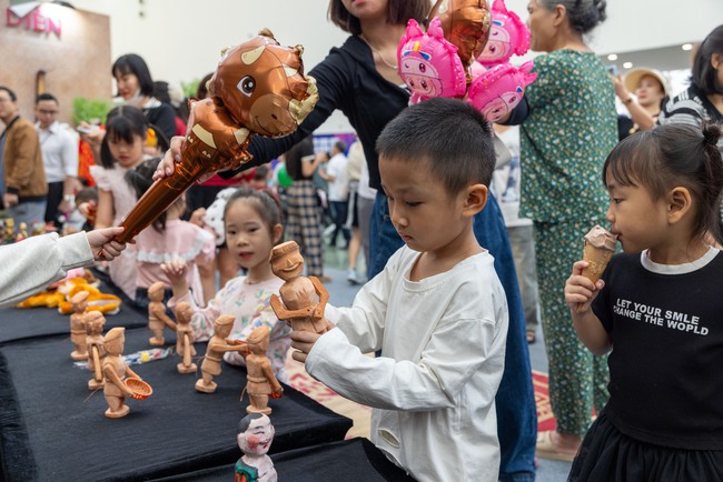Người dân hào hứng trải nghiệm "Tinh hoa Văn hóa Việt Nam" tại Hội chợ mùa Thu lần thứ nhất 2025 - Ảnh 10. Người dân hào hứng trải nghiệm "Tinh hoa Văn hóa Việt Nam" tại Hội chợ mùa Thu lần thứ nhất 2025 - Ảnh 10.