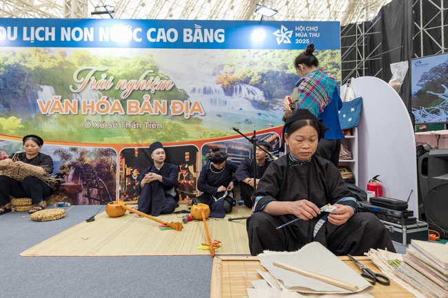 Người dân tấp nập đổ về Hội chợ mùa Thu lần thứ nhất 2025 - Ảnh 10. Người dân tấp nập đổ về Hội chợ mùa Thu lần thứ nhất 2025 - Ảnh 10.