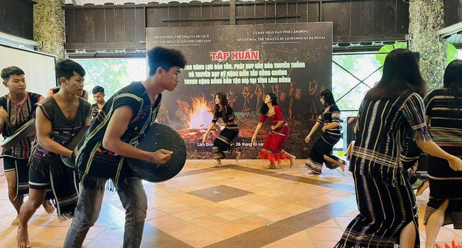 Tập huấn kỹ năng diễn tấu cồng chiêng cho cộng đồng dân tộc Mạ tại xã Đạ Huoai - Ảnh 1. Tập huấn kỹ năng diễn tấu cồng chiêng cho cộng đồng dân tộc Mạ tại xã Đạ Huoai - Ảnh 1.