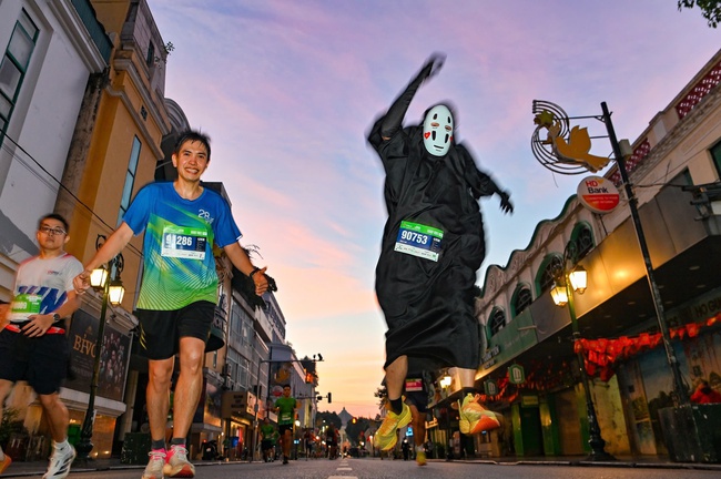 Những trang phục độc đáo trên đường chạy VPBank Hanoi International Marathon 2025 - Ảnh 2.