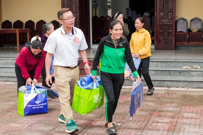 Trao tặng đến 700 hộ gia đình bị ảnh hưởng do thiên tai những phần quà thiết yếu - Ảnh 2. Trao tặng đến 700 hộ gia đình bị ảnh hưởng do thiên tai những phần quà thiết yếu - Ảnh 2.