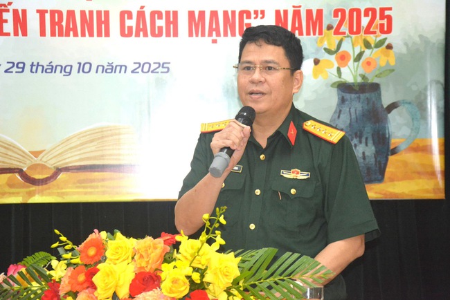 Trại sáng tác văn học năm 2025: Gần 8.000 trang viết về người lính và chiến tranh cách mạng - Ảnh 2. Trại sáng tác văn học năm 2025: Gần 8.000 trang viết về người lính và chiến tranh cách mạng - Ảnh 2.