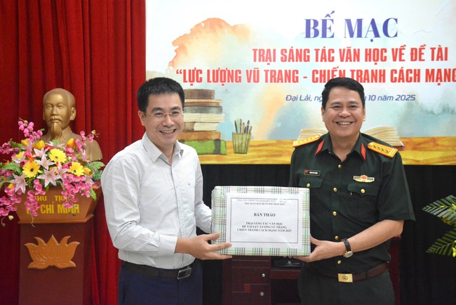 Trại sáng tác văn học năm 2025: Gần 8.000 trang viết về người lính và chiến tranh cách mạng - Ảnh 3. Trại sáng tác văn học năm 2025: Gần 8.000 trang viết về người lính và chiến tranh cách mạng - Ảnh 3.