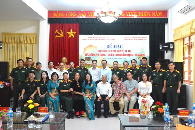 Trại sáng tác văn học năm 2025: Gần 8.000 trang viết về người lính và chiến tranh cách mạng - Ảnh 4. Trại sáng tác văn học năm 2025: Gần 8.000 trang viết về người lính và chiến tranh cách mạng - Ảnh 4.