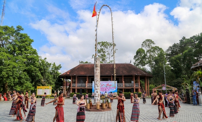 Phong trào &quot;Toàn dân đoàn kết xây dựng đời sống văn hóa&quot; - động lực phát triển kinh tế và gìn giữ bản sắc vùng đồng bào DTTS - Ảnh 2.
