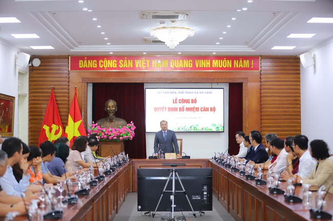 Bộ VHTTDL công bố và trao các quyết định bổ nhiệm cán bộ - Ảnh 1. Bộ VHTTDL công bố và trao các quyết định bổ nhiệm cán bộ - Ảnh 1.