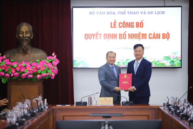 Bộ VHTTDL công bố và trao các quyết định bổ nhiệm cán bộ - Ảnh 2. Bộ VHTTDL công bố và trao các quyết định bổ nhiệm cán bộ - Ảnh 2.