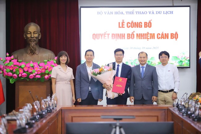 Bộ VHTTDL công bố và trao các quyết định bổ nhiệm cán bộ - Ảnh 6. Bộ VHTTDL công bố và trao các quyết định bổ nhiệm cán bộ - Ảnh 6.