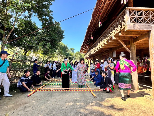 Chương trình Famtrip: Thúc đẩy hợp tác, khai thác tiềm năng du lịch tại Làng Văn hóa - Du lịch các dân tộc Việt Nam - Ảnh 4.