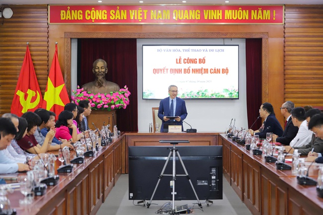Bộ Văn hóa, Thể thao và Du lịch công bố và trao các quyết định về công tác cán bộ - Ảnh 1.