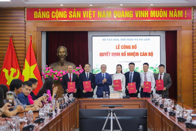 Bộ Văn hóa, Thể thao và Du lịch công bố và trao các quyết định về công tác cán bộ - Ảnh 8.