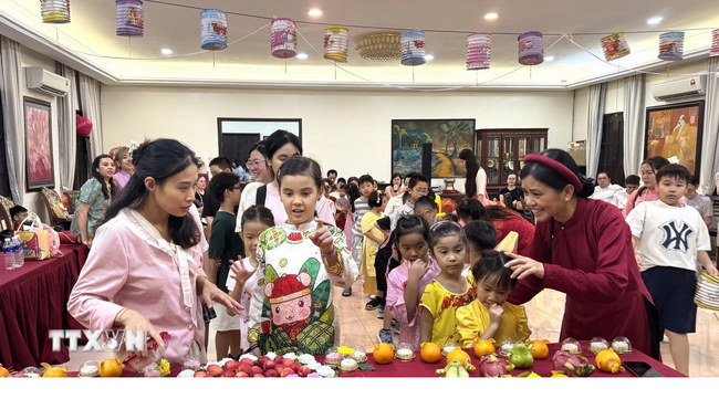 Trung Thu Việt Nam lung linh, rực rỡ giữa lòng Nam Á - Ảnh 1.